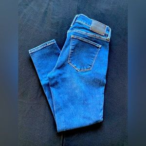 Lucky Brand Mid Rise Skinny. Size 8/29. Dark Wash.